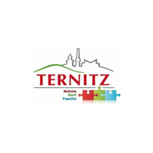 Das Ternitz-Logo zeigt ein farbenfrohes Puzzleteil-Design mit dem Wort 'TERNITZ' in fetten Buchstaben darüber. Unter 'TERNITZ' stehen die Worte 'Schule Hort Familie', was 'Schule Betreuung Familie' bedeutet. Die Puzzleteile sind in Rot, Grün, Gelb und Blau gehalten.