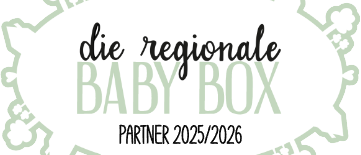 Logo für die regionale BABY BOX mit grünem Text auf schwarzem Hintergrund, das ein blattartiges Design zeigt. Der Logotext lautet PARTNER 2025/2026.