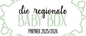 Logo für die regionale BABY BOX mit grünem Text auf schwarzem Hintergrund, das ein blattartiges Design zeigt. Der Logotext lautet PARTNER 2025/2026.