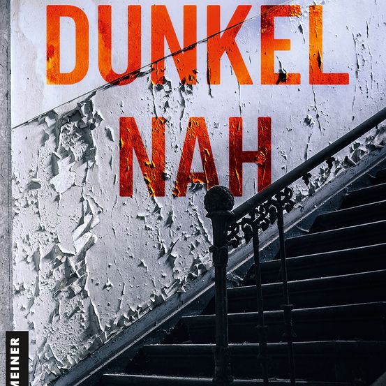 Ein Plakat mit orangefarbenem Text, der 'DUNKEL NAH' liest, auf einem rissigen weißen Hintergrund. Darunter befindet sich eine schwarze Treppe mit einem Handlauf.