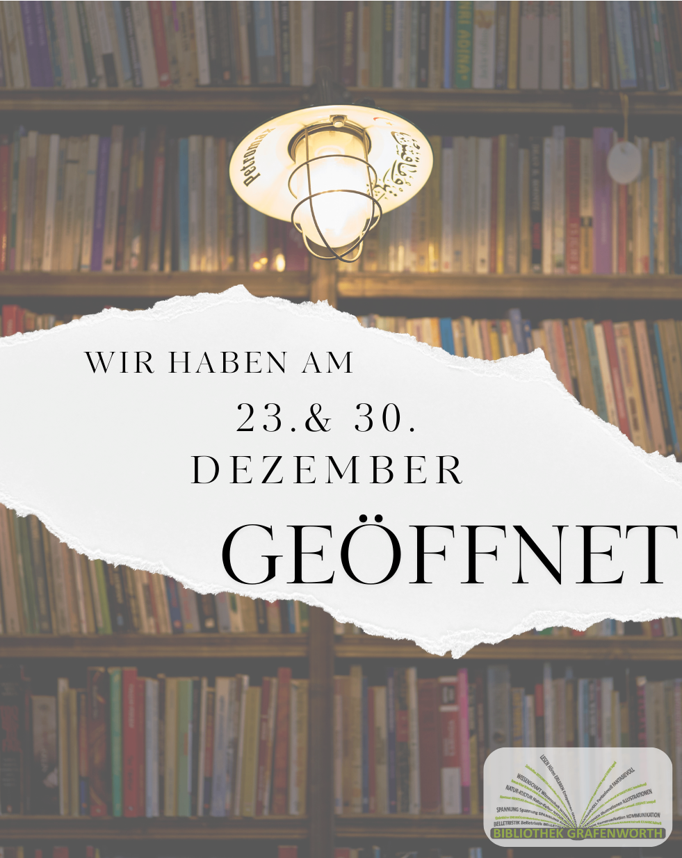 Ein Poster zeigt ein mit Büchern gefülltes Bücherregal, über dem eine Lampe hängt. Der Text lautet: 'Wir haben am 23. und 30. Dezember geöffnet.'