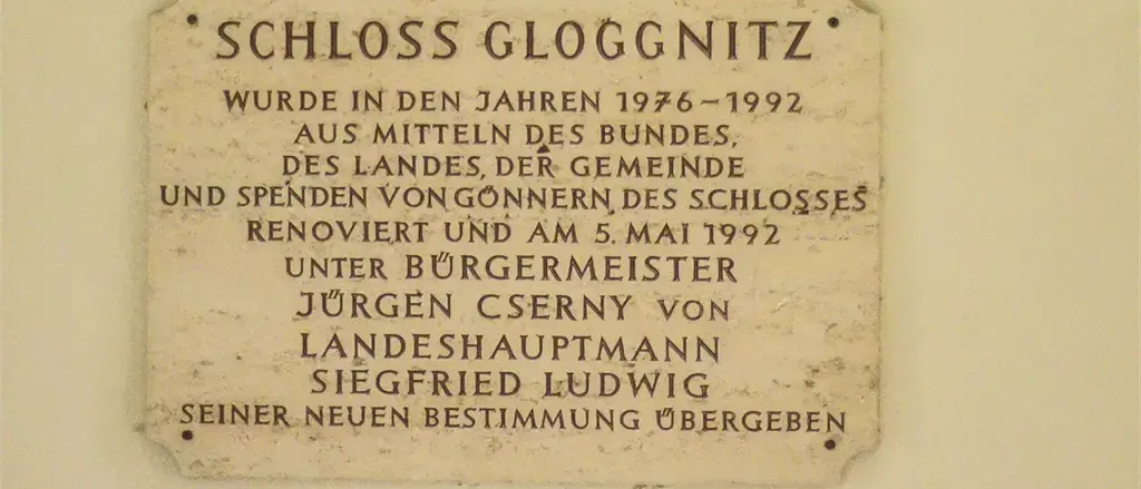 Eine Plakette besagt, dass Schloss Glognitz von 1976 bis 1992 mit Bundes-, Landes- und Gemeindemitteln renoviert wurde. Es wurde am 5. Mai 1992 unter Bürgermeister Jürgen Cserny von Siegfried Ludwig seiner neuen Bestimmung übergeben.