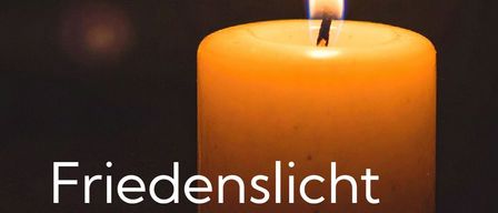 Eine brennende Kerze mit dem Wort Friedenslicht darüber. Ein roter Kreis mit den Worten Laterne nicht vergessen! ist unten rechts. Datum und Ort sind unten links geschrieben.