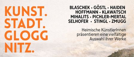 Das Plakat zeigt eine sepiafarbene Stadtlandschaft mit Gebäuden, Bergen und Bäumen. Oben steht 'Vernissage:' und 'Glogg Nitz.' Unten heißt es 'Heimisch präsentieren eine vielfältige Auswahl ihrer Werke.' Ein orangefarbener Kreis enthält den Text 'Eröffnung des neuen Ausstellungsraumes: Atelier unter dem Schlossdach mit Martin Wieland.'