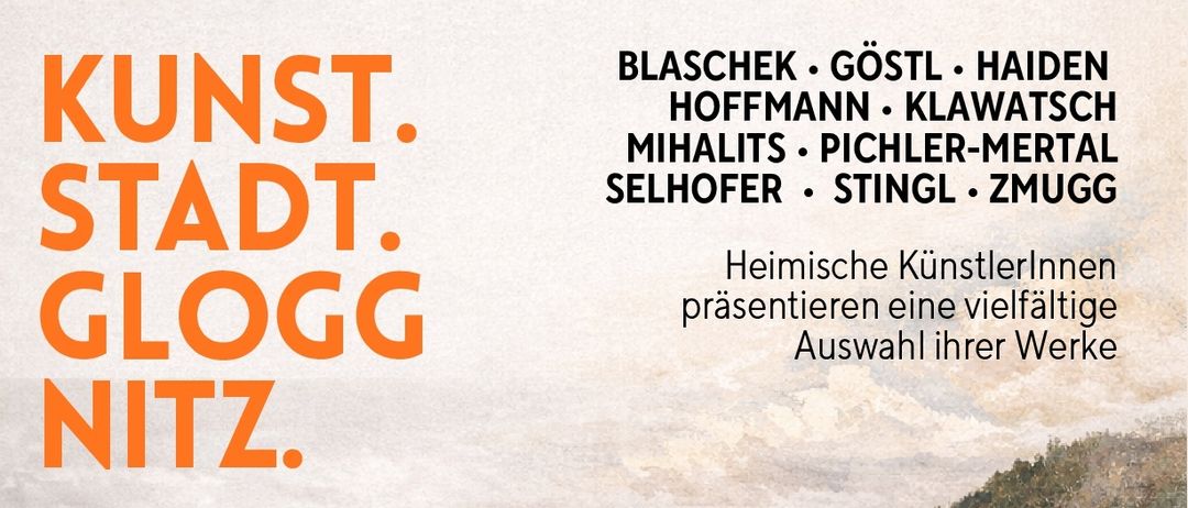 Das Plakat zeigt eine sepiafarbene Stadtlandschaft mit Gebäuden, Bergen und Bäumen. Oben steht 'Vernissage:' und 'Glogg Nitz.' Unten heißt es 'Heimisch präsentieren eine vielfältige Auswahl ihrer Werke.' Ein orangefarbener Kreis enthält den Text 'Eröffnung des neuen Ausstellungsraumes: Atelier unter dem Schlossdach mit Martin Wieland.'