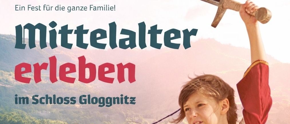 Ein junges Mädchen in einem mittelalterlichen Kostüm steht in einem üppigen grünen Wald, den Arm erhoben. Im Hintergrund steht 'Mittelalter erleben im Schloss Glognitz'.