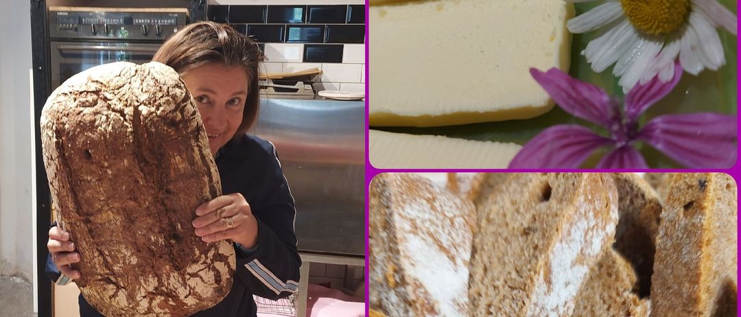 Ein Collage mit einer Frau, die ein großes Brot hält, einem Stück Käse, einer Nahaufnahme von Brotscheiben und einer violetten Blume.