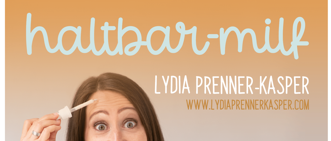 Eine lächelnde Frau hält eine Flasche von Lydia Prenner-Kasper. Sie trägt Tropfen in der Nähe ihrer Augen auf. Das Bild enthält die Website www.lydiaprennerkasper.com und Ticketinformationen.