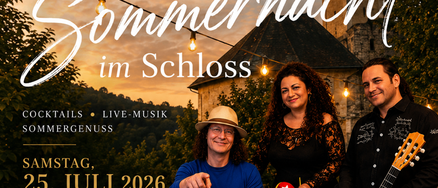 Ein Plakat für eine Sommernachtsveranstaltung in einem Schloss am 25. Juli 2026 mit drei Musikern, Instrumenten und einem Cocktailglas im Vordergrund.