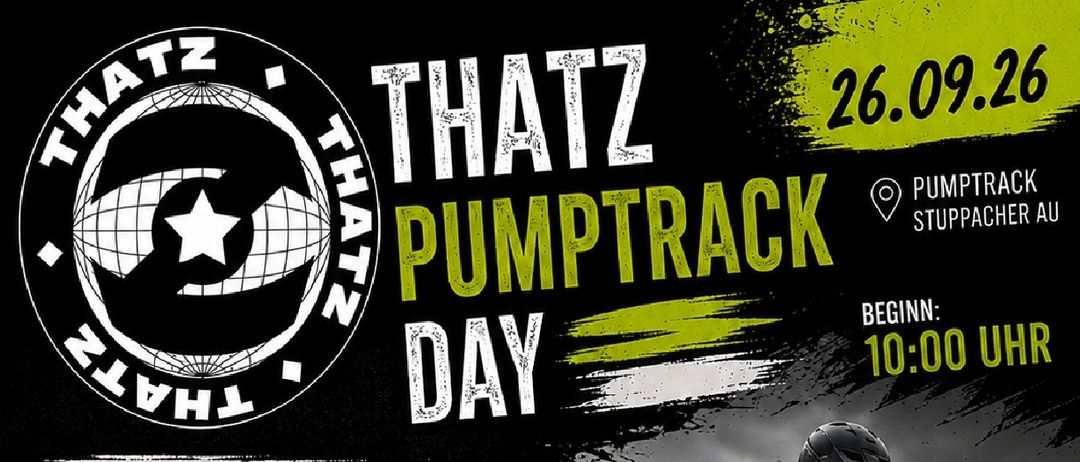 Ein Plakat für den Pumptrack Day mit einer Fahrerin auf einem Mountainbike, mit Herausforderungen und einem Zeitfenster für Mädchen. Das Plakat enthält Details zu Unterstützung, Training und zur Startzeit der Veranstaltung.