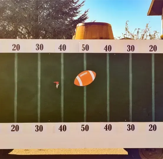 Ein Footballfeld-Ziel für Field-Goal-Kicks mit den Zahlen 10, 20, 30, 40, 50, 40, 30, 20 und 10 am Rand.