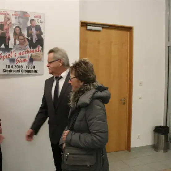 Drei Personen stehen vor einem Plakat für Spiel's nochmal, Sam! am 20. April 2016.