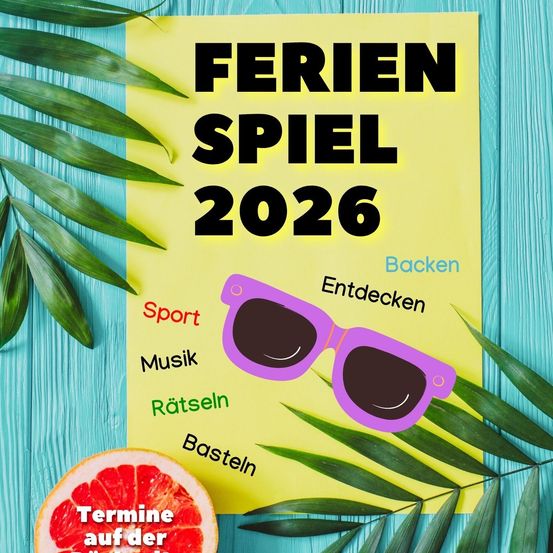 Ein gelbes Plakat mit dem Text 'FERIEN SPIEL 2026' und einer Paar lila Sonnenbrille. Das Plakat hat einen blauen Hintergrund mit grünen Blättern und beinhaltet Aktivitäten wie 'Sport', 'Musik', 'Rätseln' und 'Basteln'. Auf der linken Seite ist eine Grapefruitscheibe.