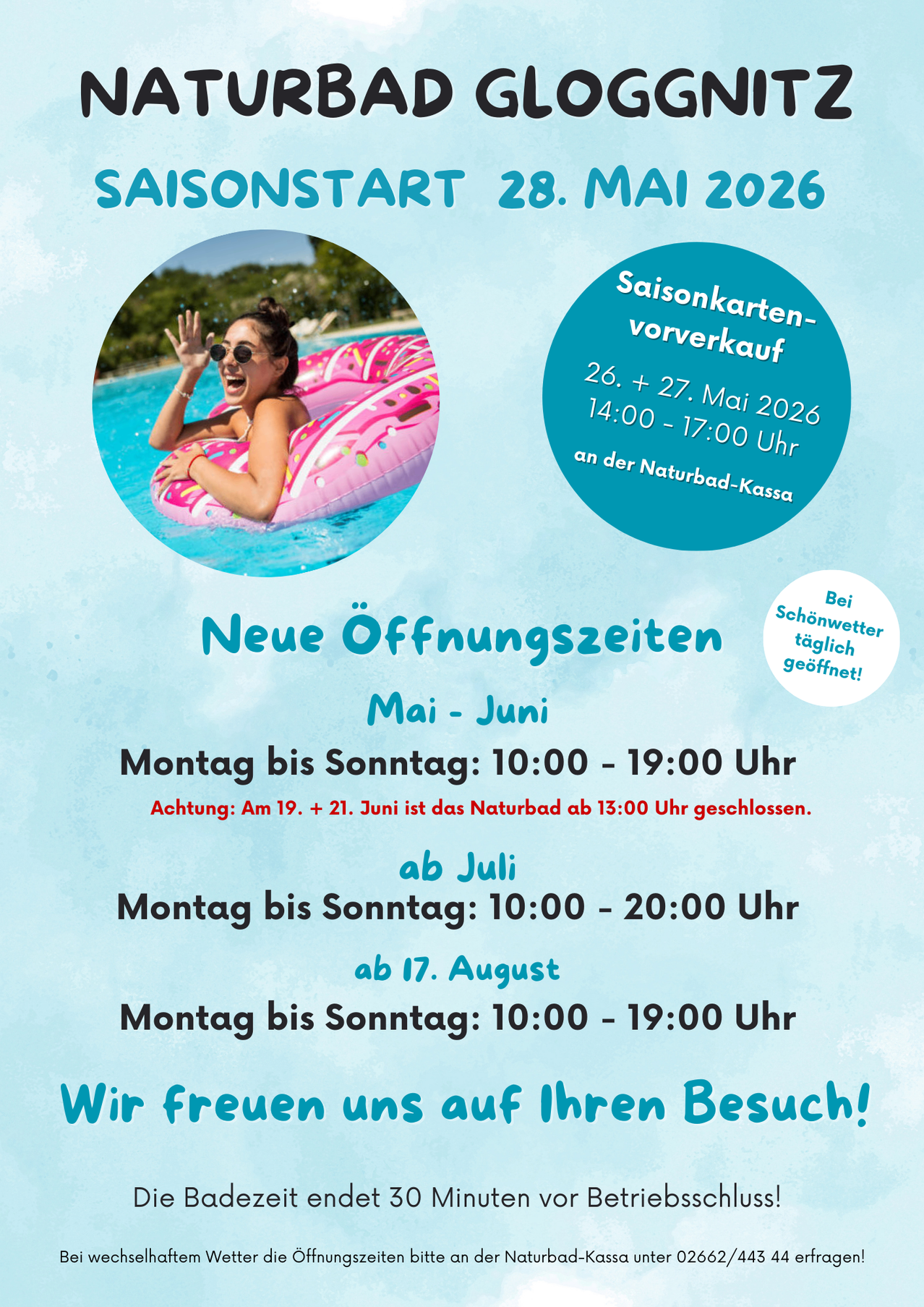 Plakat für die Eröffnung eines Wasserparks im Mai 2020, zeigt eine Frau in einem schwimmfähigen Poolring. Es listet Öffnungszeiten für Mai-Juni, Juli und August auf, mit besonderen Schließungen am 19. und 21. Mai.