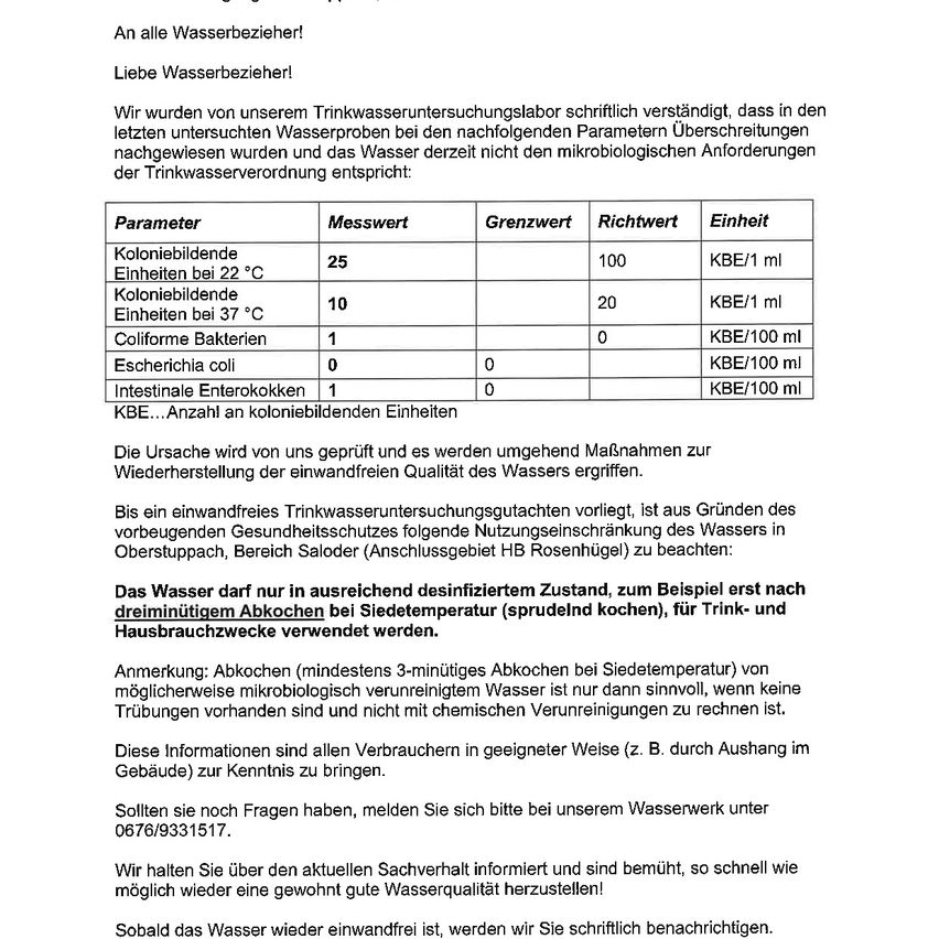Eine Tabelle mit den Ergebnissen von Wasserqualitätstests für verschiedene Parameter wie Koloniebildende Einheiten bei verschiedenen Temperaturen, coliforme Bakterien und E. coli. Die Ergebnisse zeigen, dass einige Parameter die akzeptablen Grenzen überschreiten.