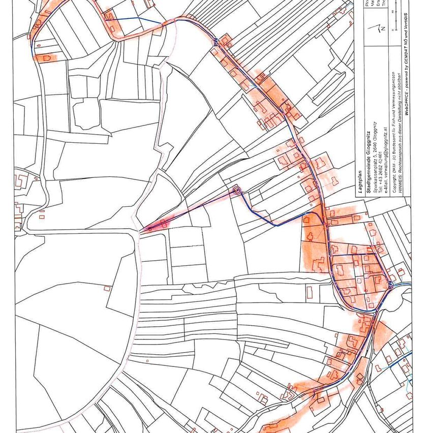 Eine detaillierte Karte, die ein ländliches Gebiet zeigt, mit verschiedenen farbigen Linien, die verschiedene Arten von Infrastruktur wie Straßen und Eisenbahnen darstellen, und schattierten Bereichen, die Gebäude und andere Strukturen darstellen.