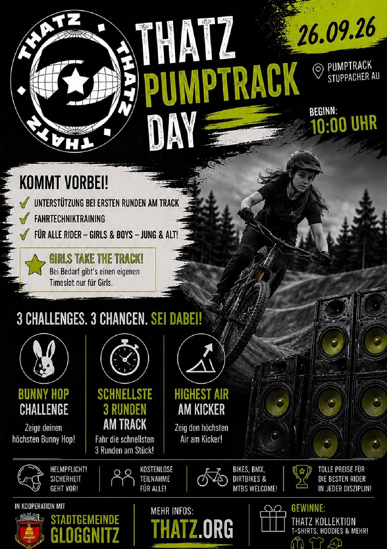 Schwarz-Weiß-Poster für den Pumptrack-Tag. Eine Frau fährt mit einem Mountainbike auf einer Strecke, mit Lautsprechern und Bäumen im Hintergrund. Das Poster enthält Details über die Veranstaltung, Herausforderungen und einen Zeitplan für Mädchen.