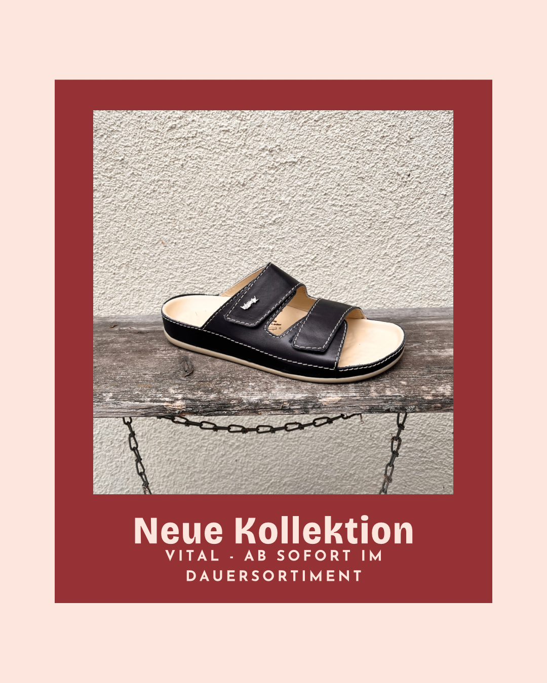 Ein schwarzer Sandale mit zwei Riemen und weißer Sohle liegt auf einer Holzplanke und wird mit einer Kette an einer Wand befestigt. Der Text 'Neue Kollektion' steht in fetten weißen Buchstaben.