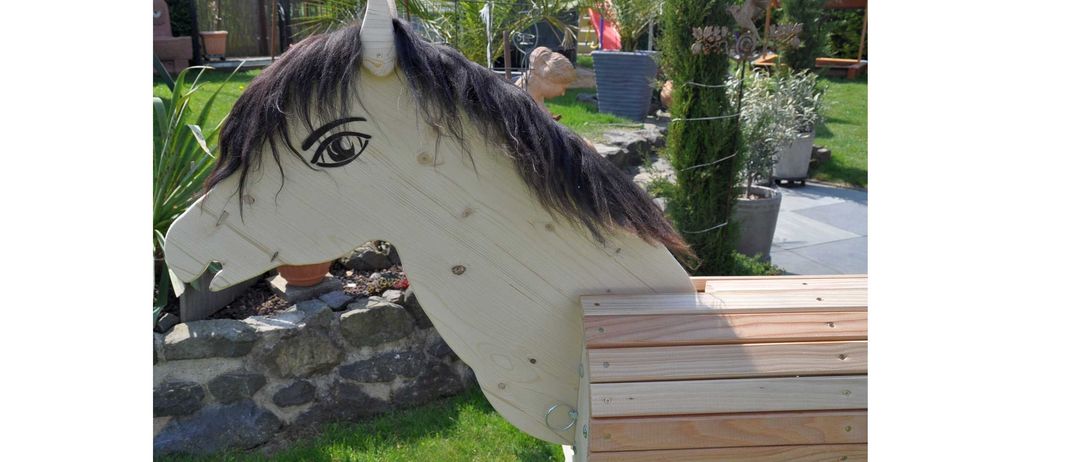 Bild enthält, Grass, Wood, Backyard, Outdoors, Potted Plant, Plywood, Bench, Tree, Interior Design, Planter