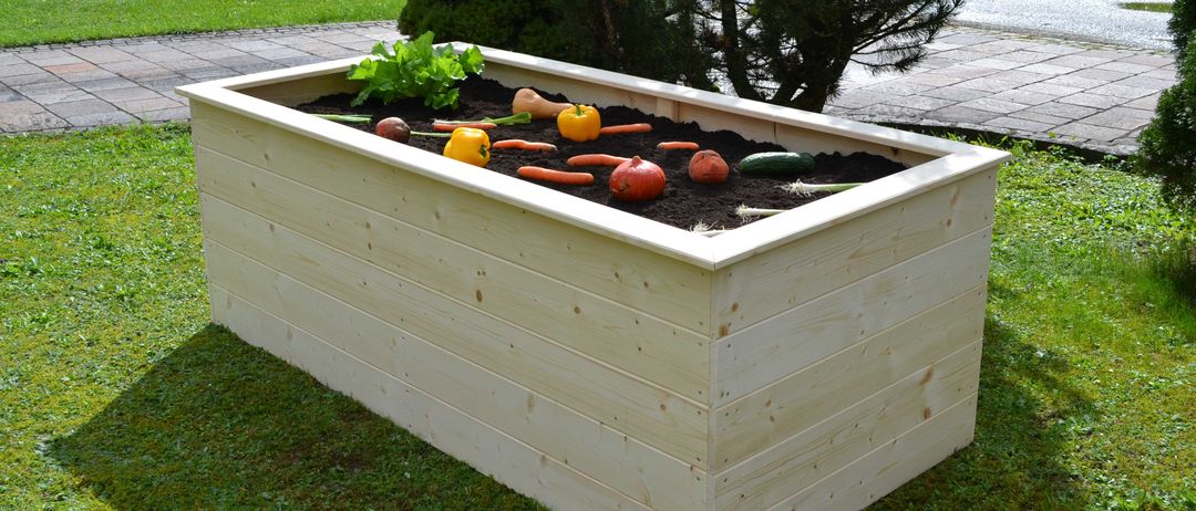 Bild enthält, Jar, Planter, Potted Plant, Pottery, Vase, Grass, Backyard, Outdoors, Interior Design, Bathtub
