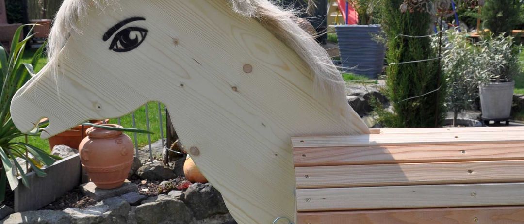 Bild enthält, Wood, Potted Plant, Plywood, Interior Design, Backyard, Jar, Planter, Pottery, Furniture, Bench