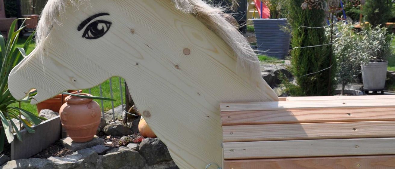 Bild enthält, Wood, Potted Plant, Plywood, Interior Design, Backyard, Jar, Planter, Pottery, Furniture, Bench