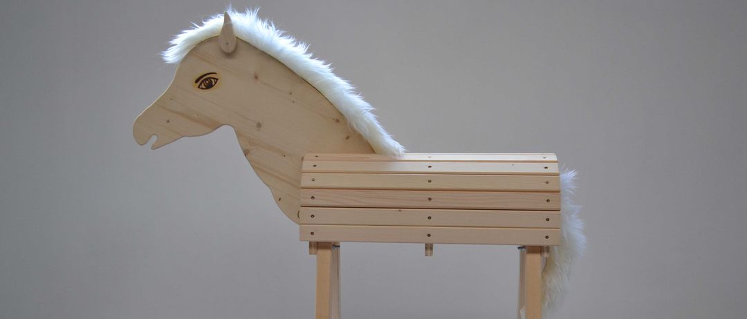 Bild enthält, Wood, Plywood, Furniture, Animal, Horse, Mammal