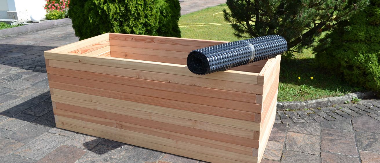 Bild enthält, Potted Plant, Jar, Planter, Pottery, Vase, Wood, Tub, Interior Design, Hot Tub, Walkway