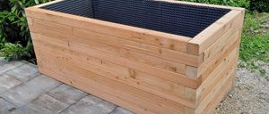 Bild enthält, Potted Plant, Wood, Interior Design, Jar, Planter, Vase, Hardwood, Stained Wood, Backyard, Hot Tub