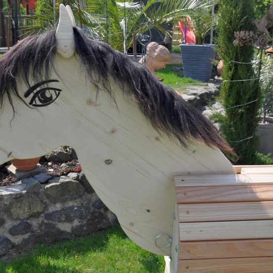 Bild enthält, Potted Plant, Grass, Backyard, Outdoors, Yard, Wood, Planter, Bench, Tree, Vegetation