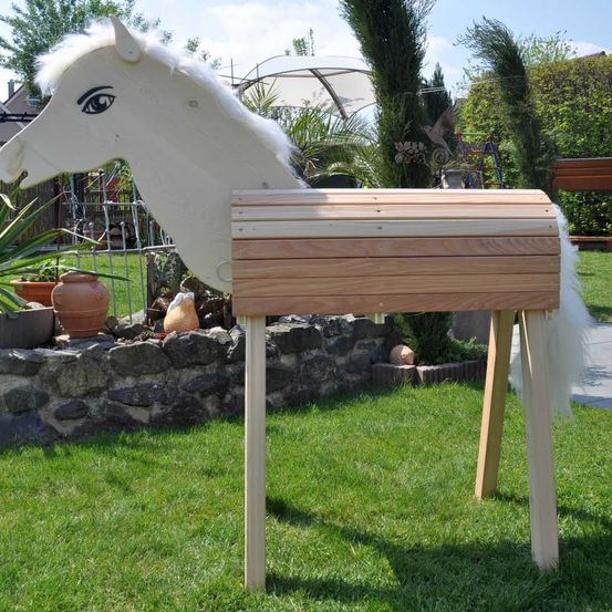 Bild enthält, Grass, Plant, Wood, Lawn, Mailbox, Animal, Horse, Mammal