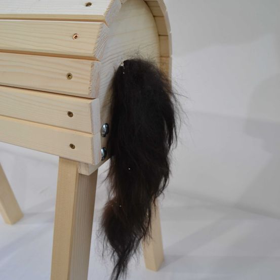 Bild enthält, Wood, Furniture, Person, Machine, Screw, Bed