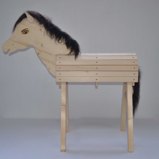 Bild enthält, Plywood, Wood, Furniture, Animal, Mammal, Horse