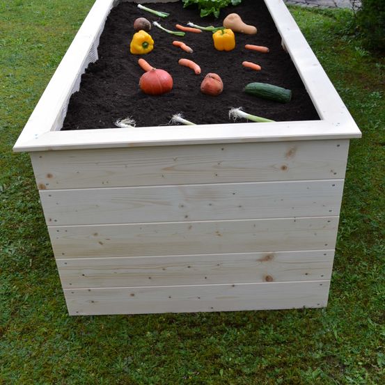 Bild enthält, Jar, Planter, Potted Plant, Pottery, Vase, Grass, Backyard, Interior Design, Hot Tub, Produce