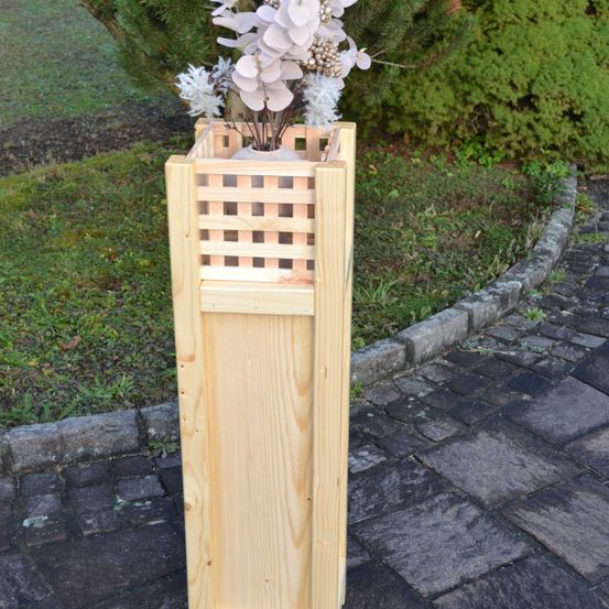 Bild enthält, Potted Plant, Jar, Planter, Pottery, Vase, Wood, Path, Walkway, Hardwood, Flagstone