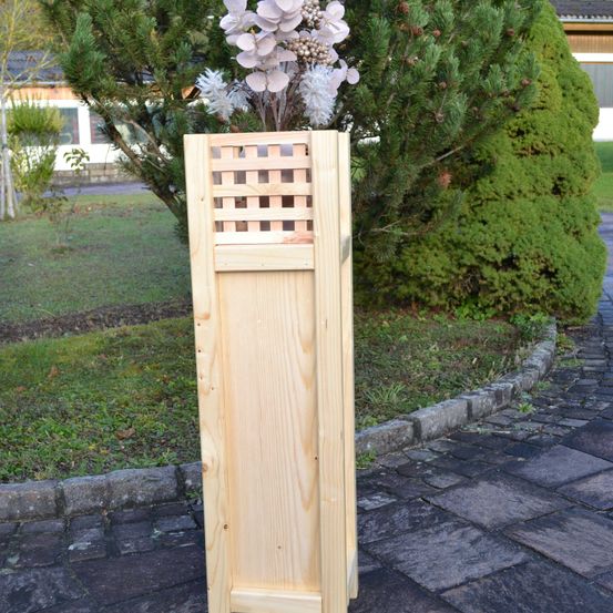 Bild enthält, Potted Plant, Path, Walkway, Wood, Jar, Planter, Vase, Tree, Flagstone, Mailbox