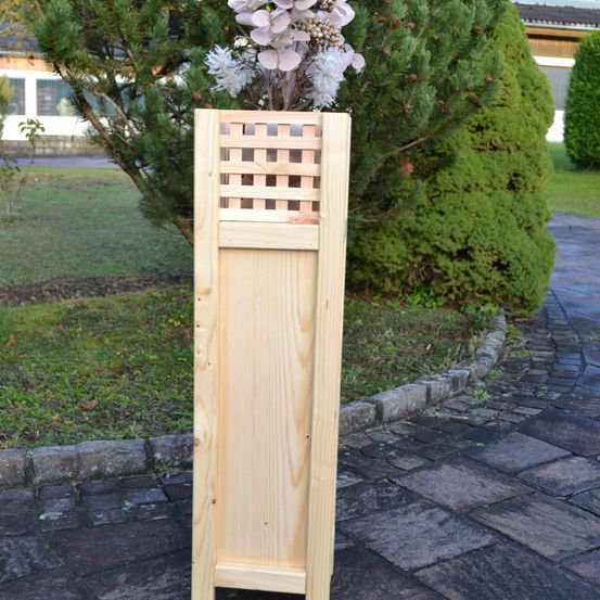 Bild enthält, Potted Plant, Jar, Planter, Vase, Path, Walkway, Tree, Wood, Flagstone, Backyard