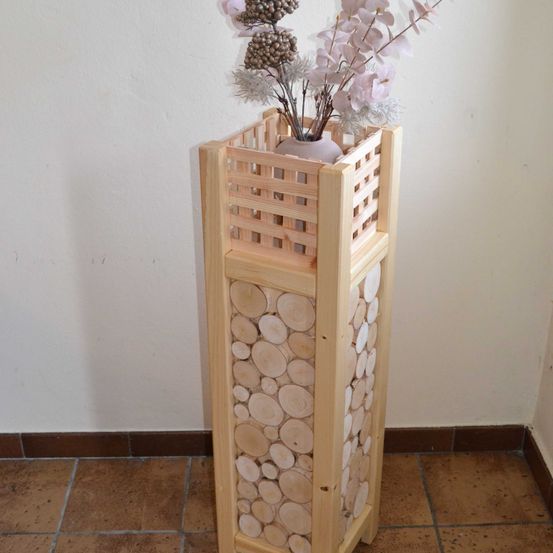 Bild enthält, Potted Plant, Crib, Furniture, Jar, Pottery, Vase, Wood, Flower, Flower Arrangement