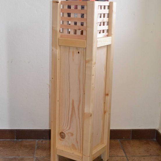 Bild enthält, Wood, Plywood, Crib, Furniture, Floor, Flooring, Box