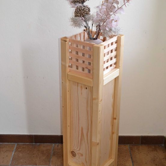 Bild enthält, Potted Plant, Crowd, Crib, Wood, Jar, Pottery, Vase, Audience, Planter, Flower