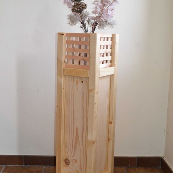 Bild enthält, Potted Plant, Wood, Crib, Furniture, Crowd, Jar, Vase, Flower, Hardwood, Audience