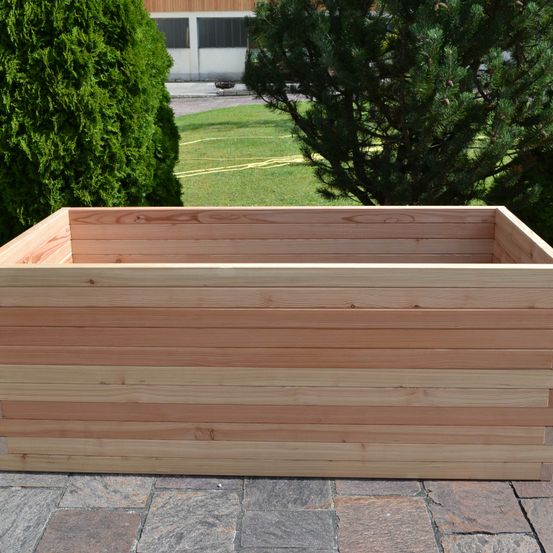 Bild enthält, Potted Plant, Jar, Planter, Pottery, Vase, Wood, Interior Design, Tub, Hot Tub