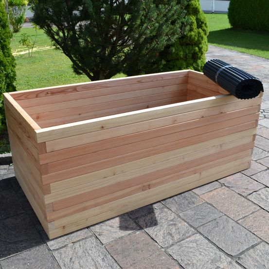 Bild enthält, Potted Plant, Tub, Jar, Planter, Vase, Wood, Interior Design, Hot Tub, Bathing, Bathtub