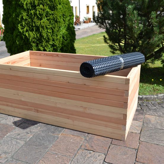 Bild enthält, Potted Plant, Jar, Planter, Pottery, Vase, Wood, Tub, Interior Design, Hot Tub, Walkway