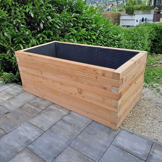 Bild enthält, Potted Plant, Wood, Interior Design, Jar, Planter, Vase, Hardwood, Stained Wood, Backyard, Hot Tub