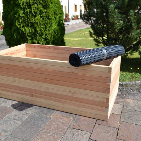 Bild enthält, Potted Plant, Jar, Planter, Pottery, Vase, Wood, Tub, Interior Design, Hot Tub, Walkway