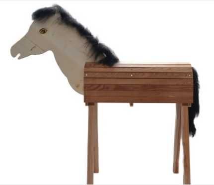 Bild enthält, Furniture, Wood, Table, Animal, Colt Horse, Horse, Mammal, Person
