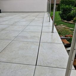 Bild enthält, Floor, Flooring, Architecture, Building, Housing, Outdoors, House, Path, Sidewalk