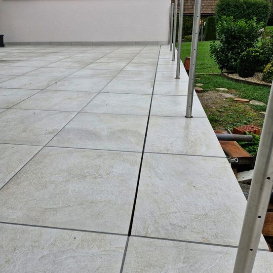 Bild enthält, Floor, Flooring, Architecture, Building, Housing, Outdoors, House, Path, Sidewalk