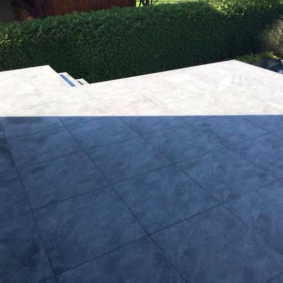 Bild enthält, Floor, Flooring, Architecture, Building, Housing, Outdoors, Slate, Construction, House